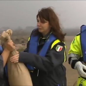 L'assessore De Pietri e il tecnico di Protezione Civile Alimonti alla catena del passa mano sacchi di sabbia